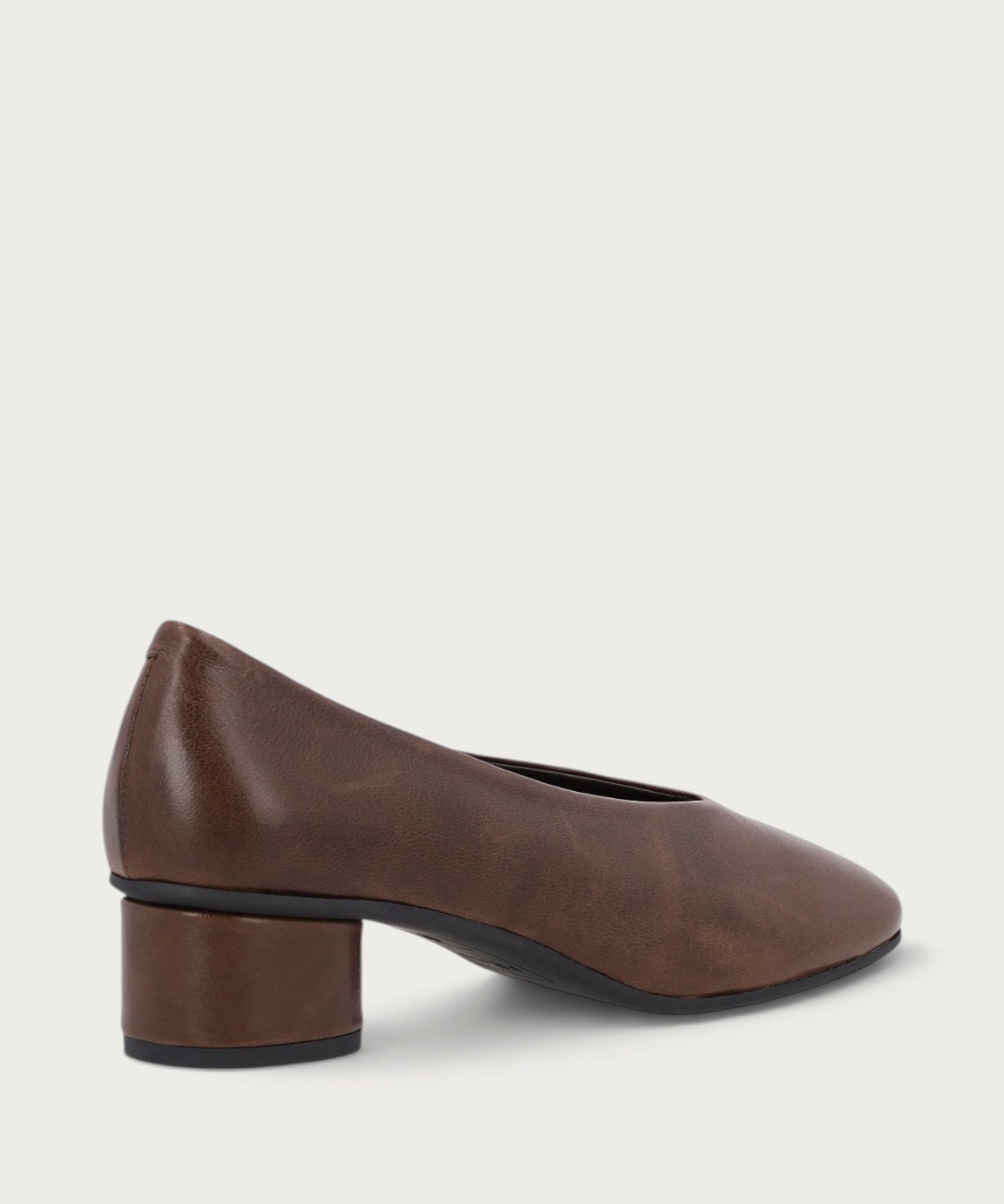 Brown leather almond-toe pumps with round heel