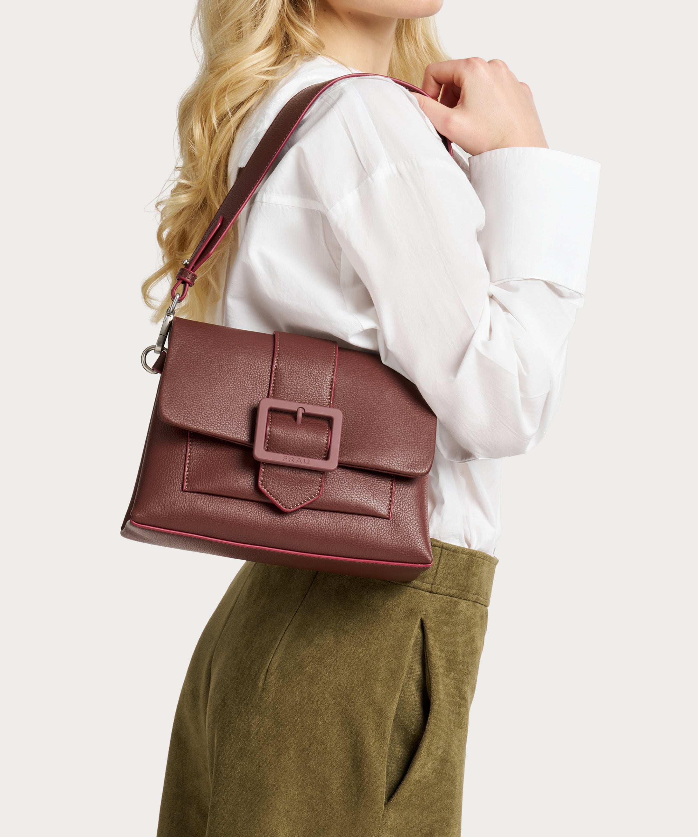 Small shoulder bag in burgundy synthetic material